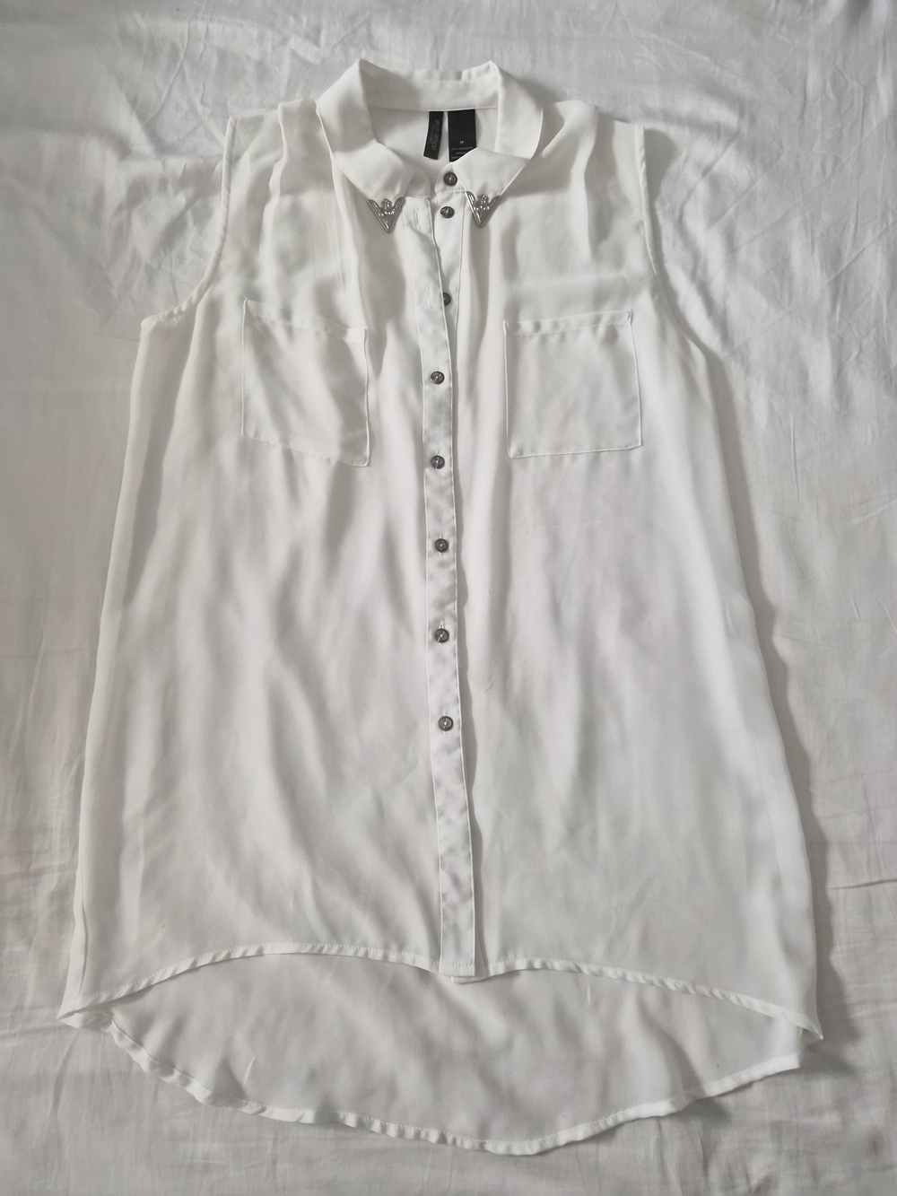 Bisou Bisou Sleeveless White Button-Front Blouse with Collar Accents